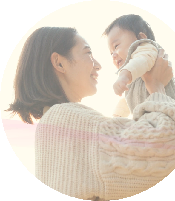 赤ちゃんを抱く母親