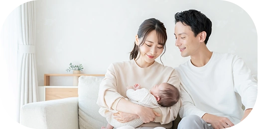 赤ちゃんを抱く夫婦