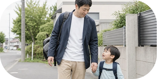 手をつないで歩く親子