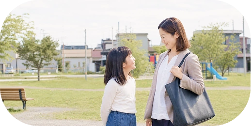 公園を歩く親子