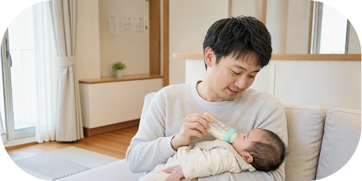 赤ちゃんを抱く父親