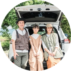 車の前で並ぶ社員