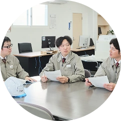 打ち合わせをする社員