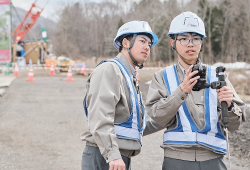 測量機器を操作する若手社員